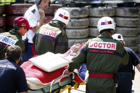Lægerne tog ingen chancer men overførte fransmanden til et hospital - hvor det har vist sig at han kun er hårdt mærket af uheldet
(Foto: GP2 Series)